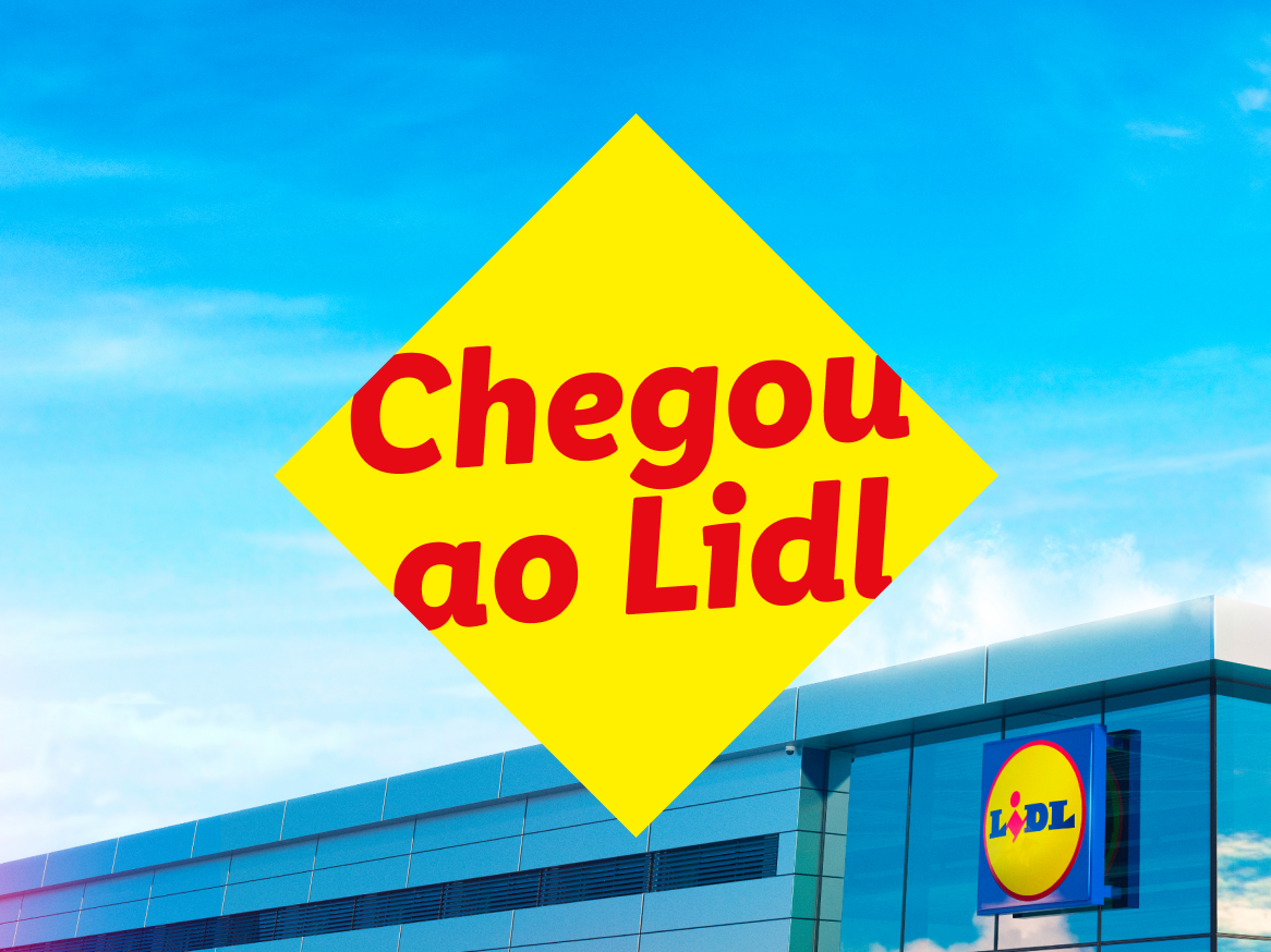 Um letreiro amarelo com a frase 'Chegou ao Lidl' sobreposto a um edifício do Lidl.