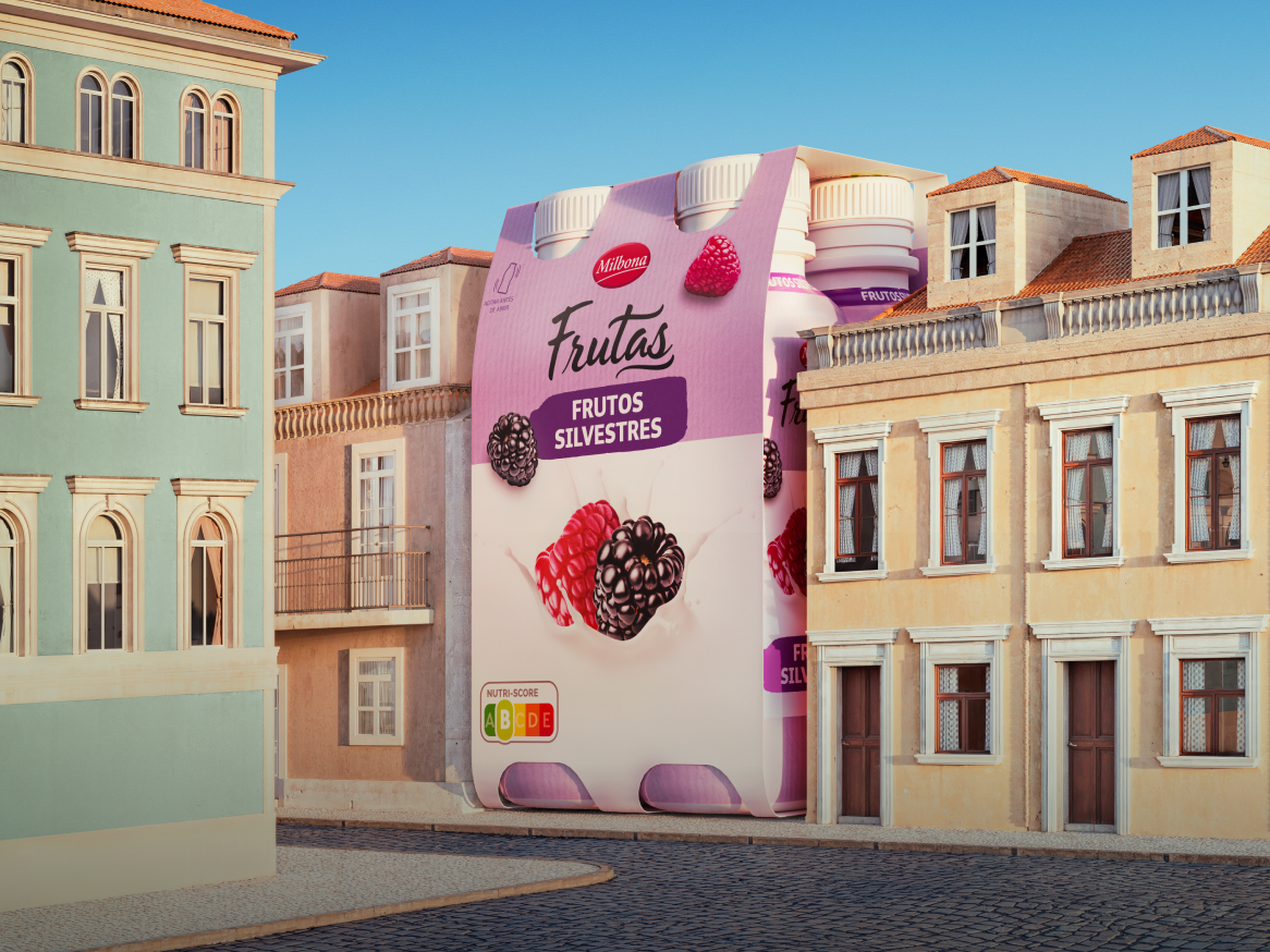 Embalagem gigante de iogurte Milbona Frutas Silvestres em uma rua de paralelepípedos.