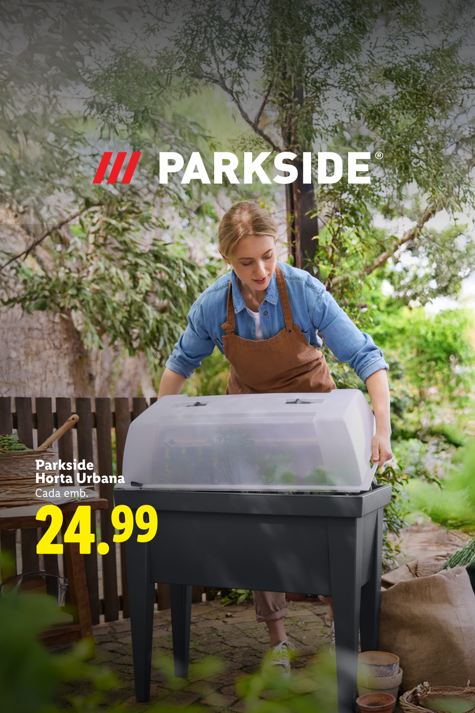 Mulher a cuidar de uma horta urbana elevada com cobertura, preço 24.99.